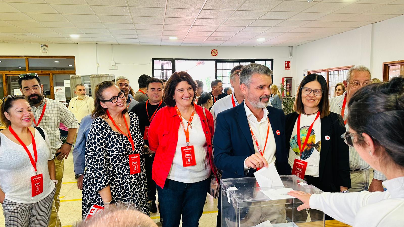 El candidato del PSOE a la Alcaldía de Marbella, José Bernal, ha ejercido su derecho al voto en el céntrico IES Río Verde donde que ha animado «a votar, a votar y a votar».