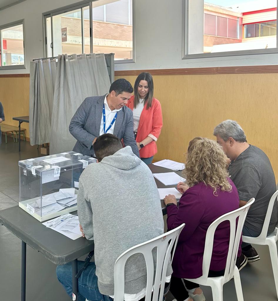 El candidato del PP a la Alcaldía de Cártama, Pedro Pardo, ha votado este domingo en el colegio La Campiña de Cártama Estación.