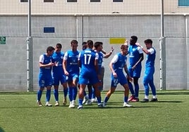 Los jugadores de El Palo celebran el gol de este domingo.