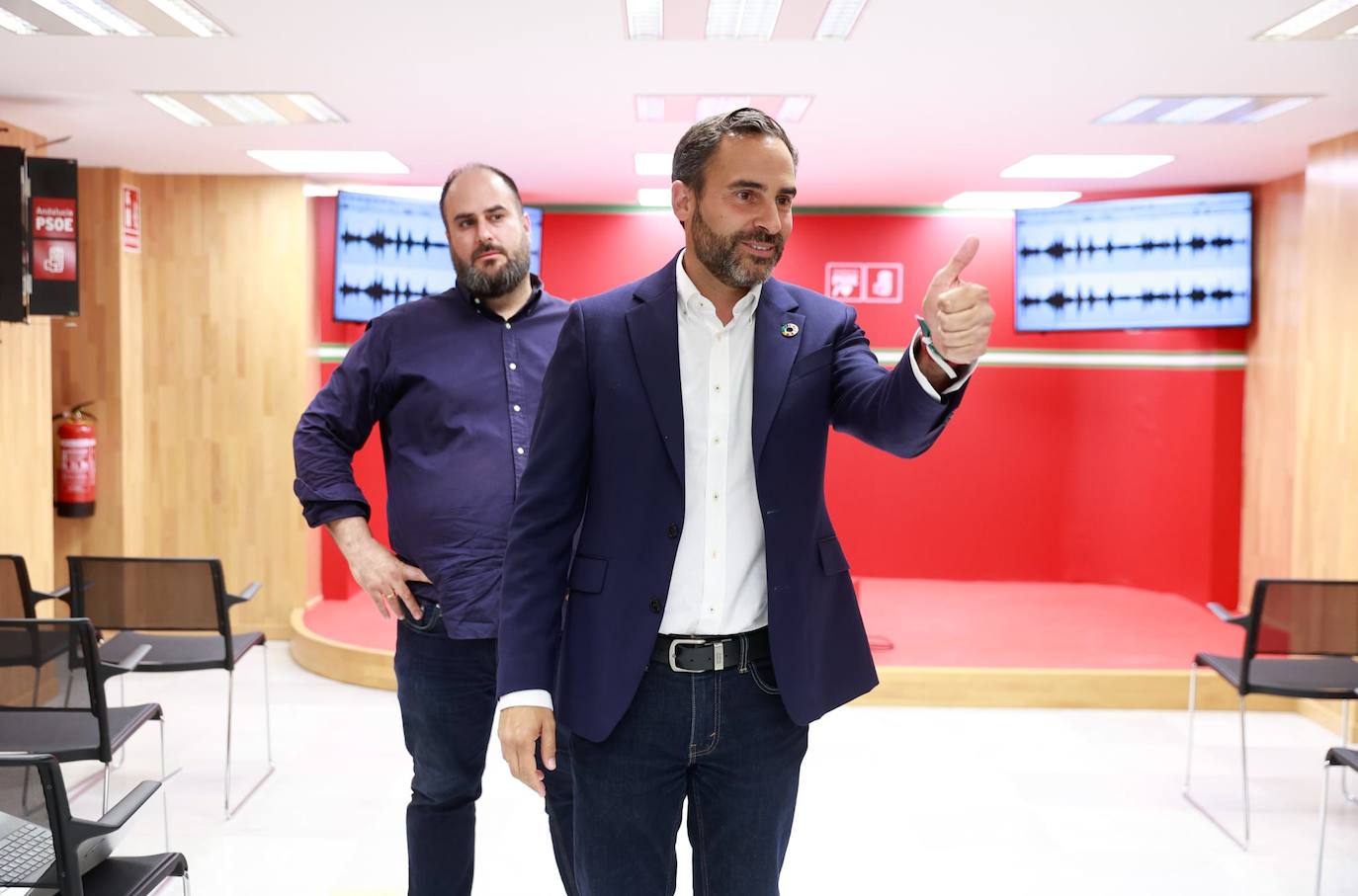 El candidato socialista a la Alcaldía de Málaga, Dani Pérez, llega a la sede del PSOE de la capital tras el cierre de los colegios electorales para seguir el recuento de votos.