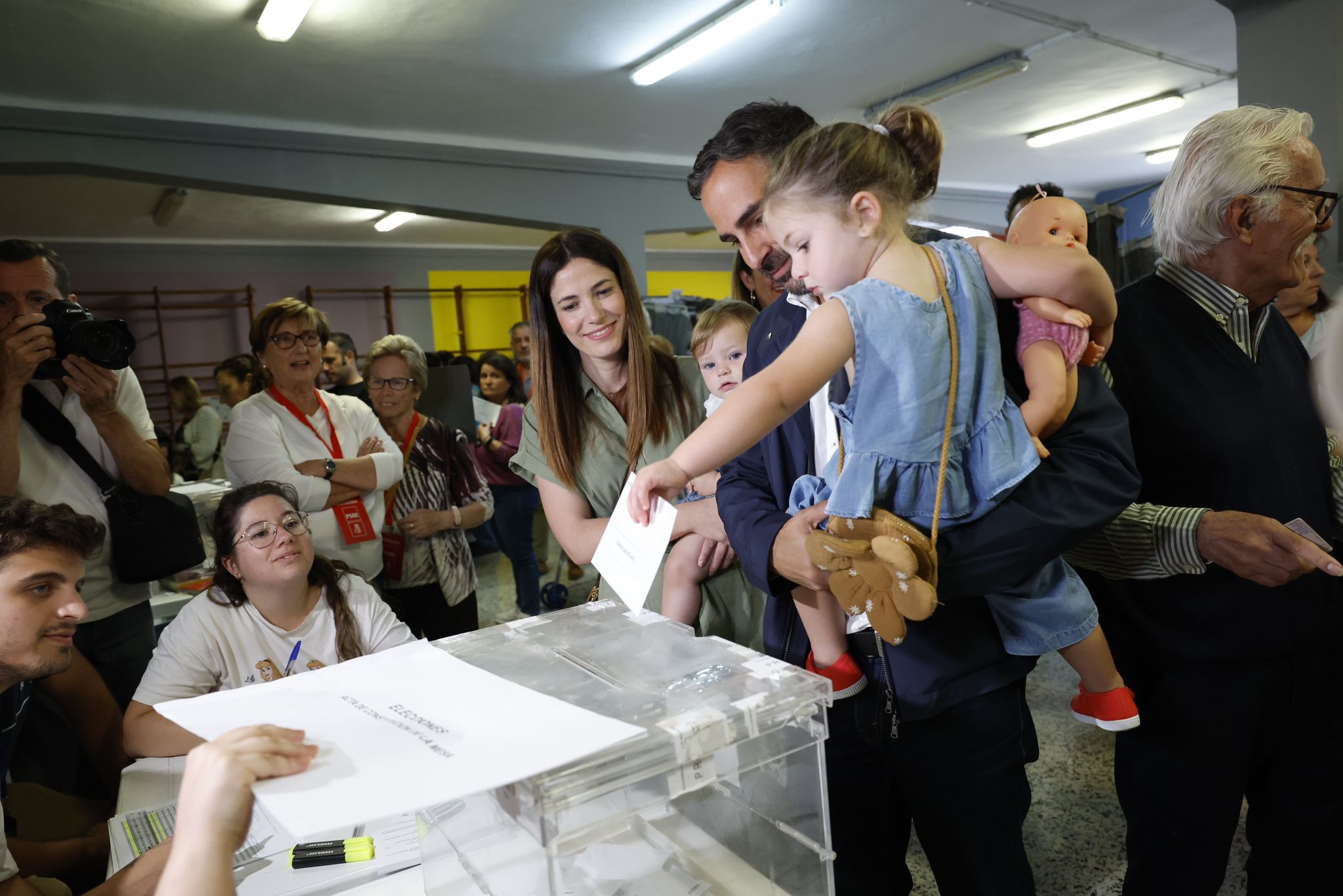 El candidato socialista a la Alcaldía de Málaga ha ido a depositar su voto en el colegio de Miraflores acompañado de su mujer, Nuria, y sus dos hijas, Daniela y Julia, 