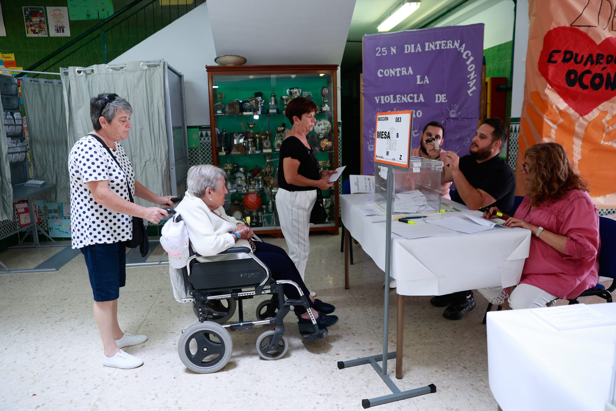 Ambiente en los colegios electorales de Málaga este 28 de mayo.