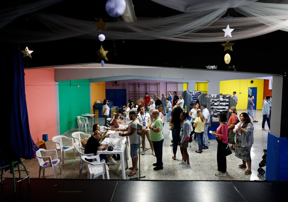 Ambiente en un colegio electoral de la capital.