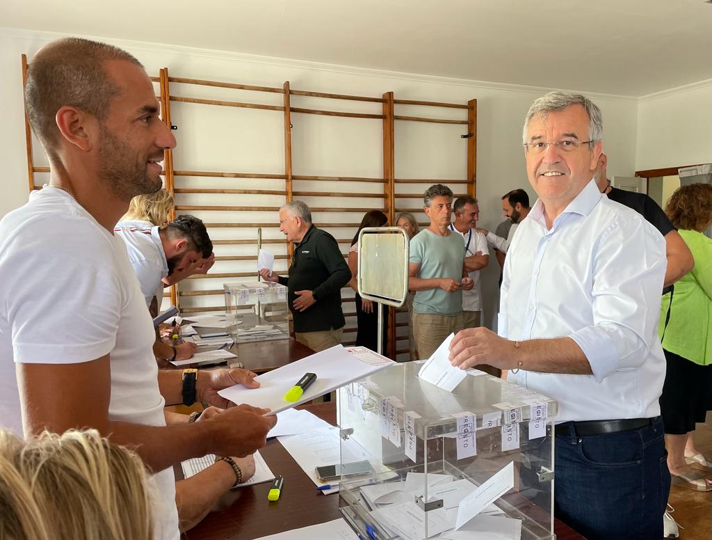 El candidato del PP a la Alcaldía de Estepona y actual regidor, José María García Urbano, ha querido subrayar la relevancia de la participación en los comicios municipales al ejercer su derecho al voto en la Tenencia de Alcaldía de Cancelada.