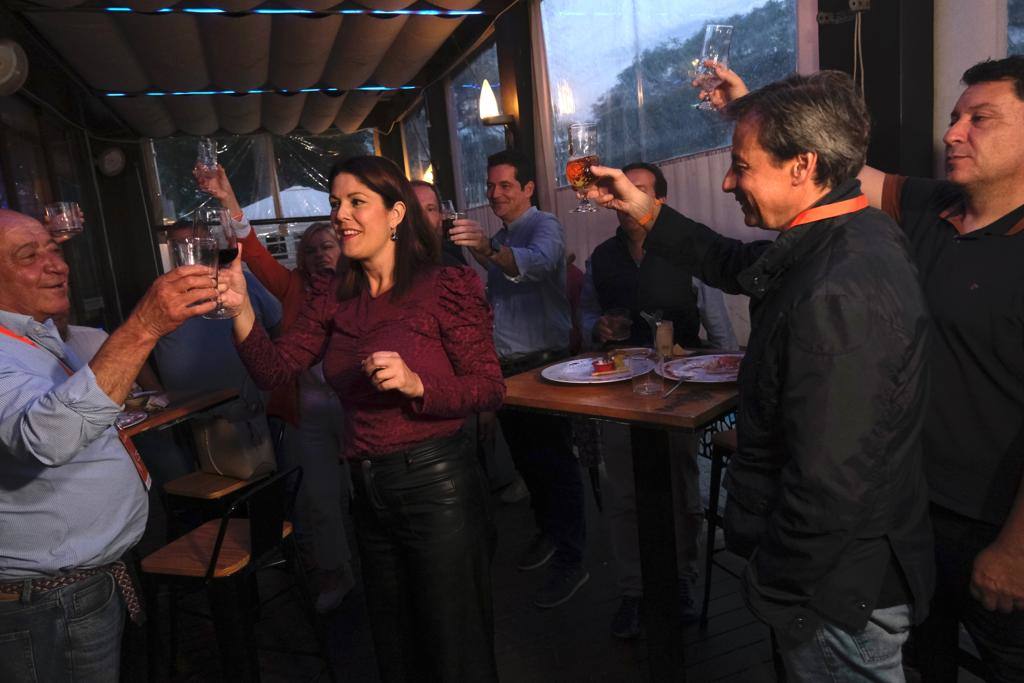 Noelia Losada, con miembros de su partido tras cerrarse los colegios.