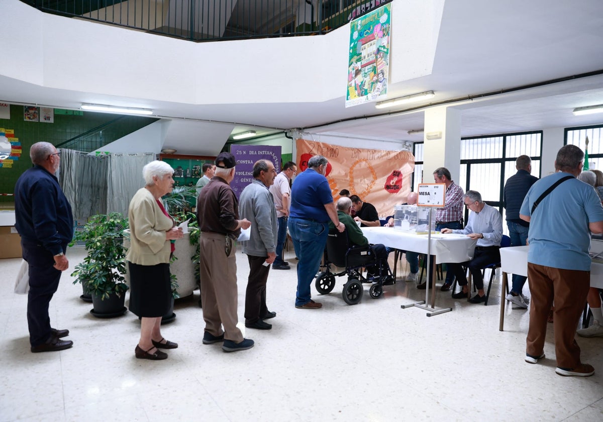 Votantes en el colegio electoral Eduardo Ocón de la capital.