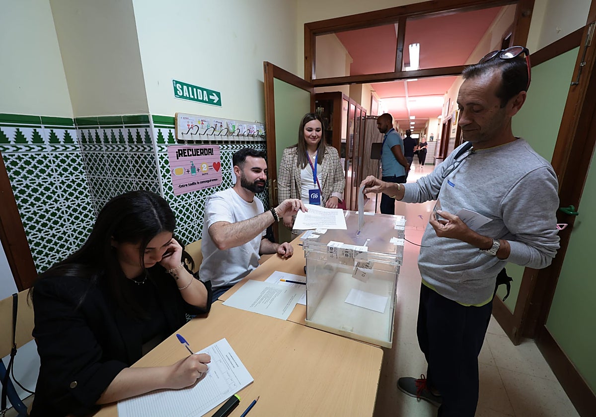 Primeros malagueños que han votado este domingo en un colegio de la capital.