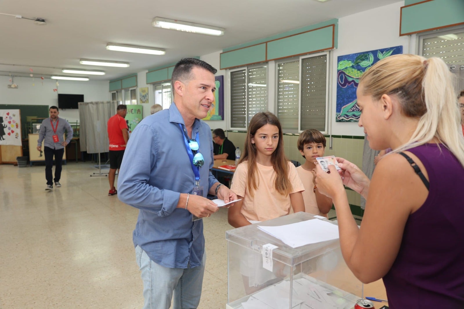 El alcalde de Torrox y candidato a la reelección por el PP, Óscar Medina , ha ejercido su derecho al voto en el colegio de Los Llanos, en la costa, antes de las 11.00 horas, acompañado de dos de sus tres hijos.