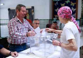 Personasl votando esta mañana en colegios de Málaga.