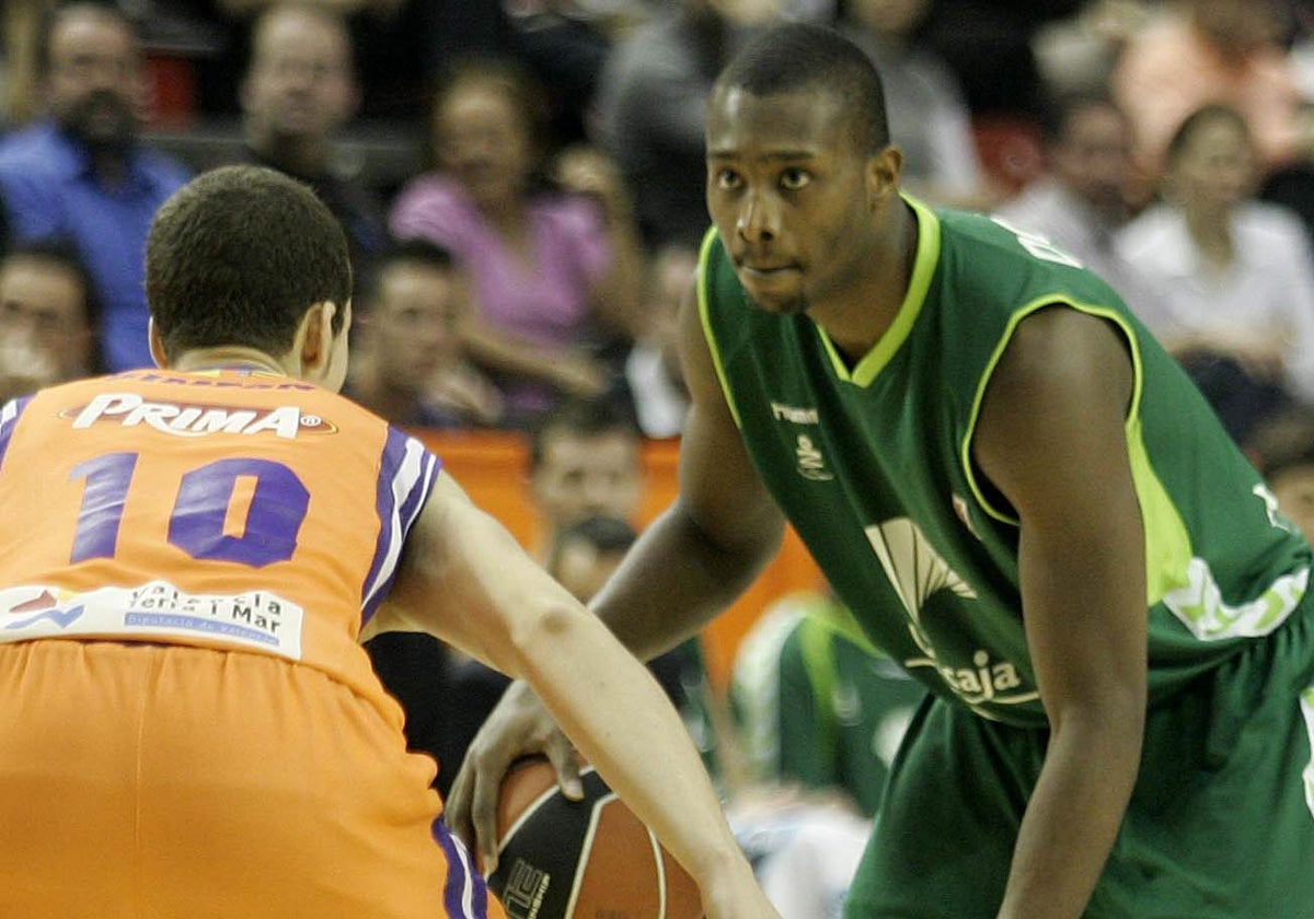 Zabian Dowdell logró una canasta clave para eliminar al Valencia.