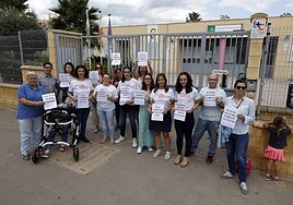 Un grupo de familiares, en la puerta del Carmen de Burgos, con Alejandro, un niño con lesiones cerebrales escolarizado en este colegio.