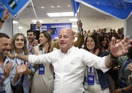 Manolo Barón, anoche en la celebración de su cuarta mayoría absoluta.