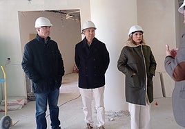 Visita de técnicos y responsables de la Junta, el pasado enero al nuevo centro de salud de Cómpeta.
