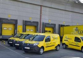 Correos ya tiene operativas seis nuevas furgonetas eléctricas en Andalucía