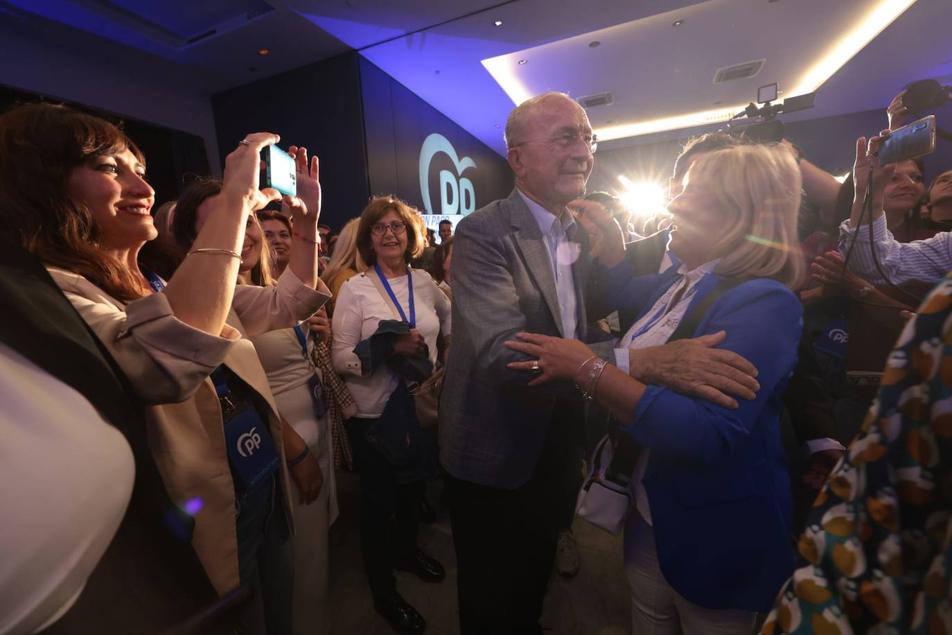 De la Torre recibe las felicitaciones de sus compañeros tras su triunfo electoral