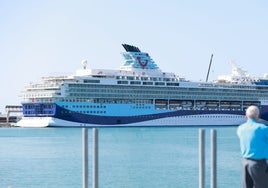 Vista del crucero 'Marella Voyager' que será bautizado mañana en el puerto de Málaga.