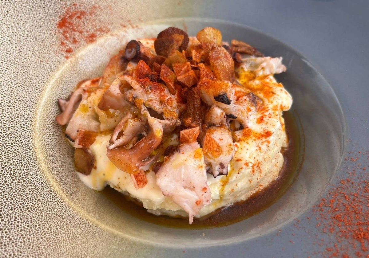 Plato de ensaladilla rusa con pulpo a la gallega que elaboran en El Parador Playa.