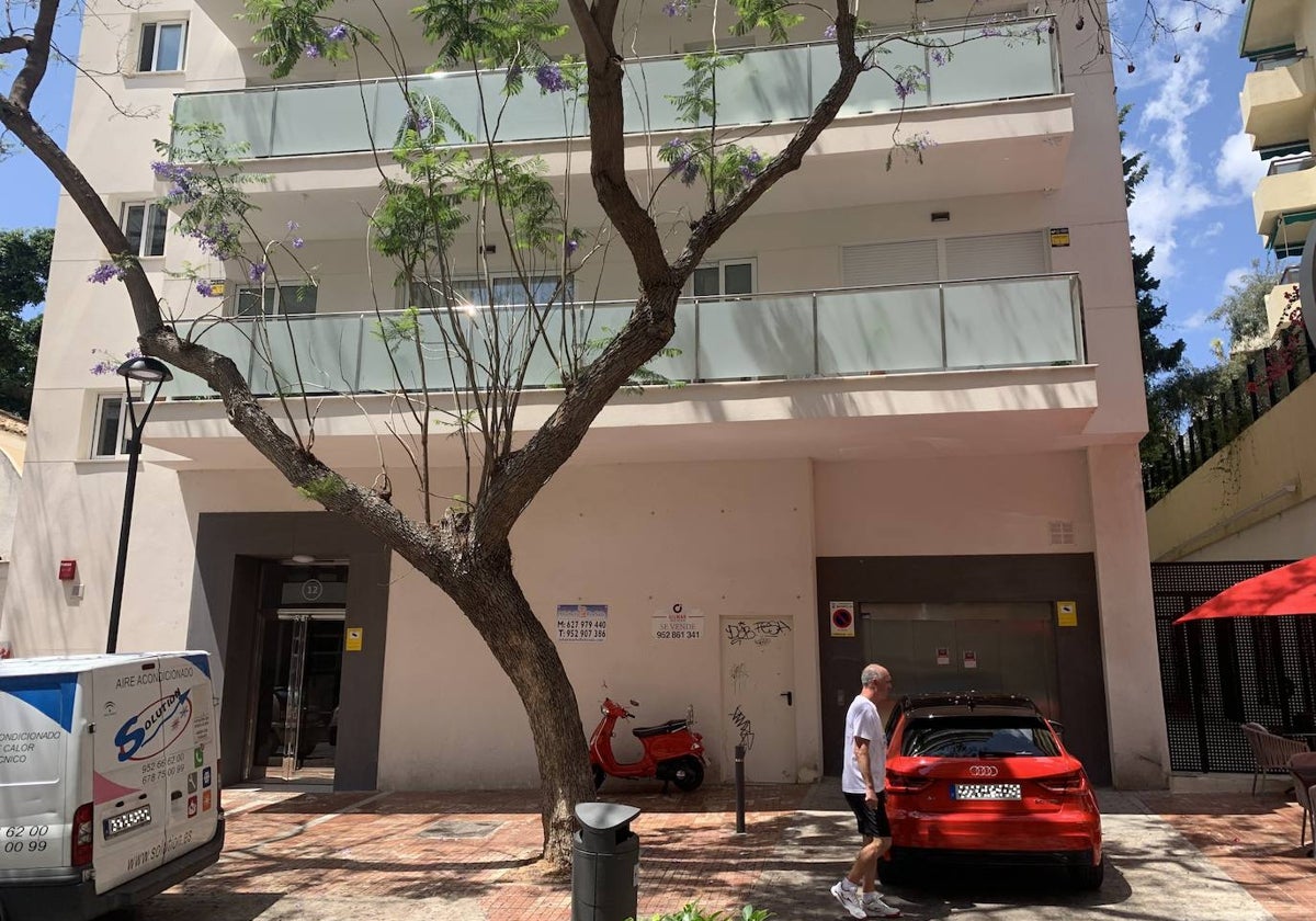 Vecinos de Nuestra Señora de Gracia en Marbella denuncian daños por baldeos en su garaje