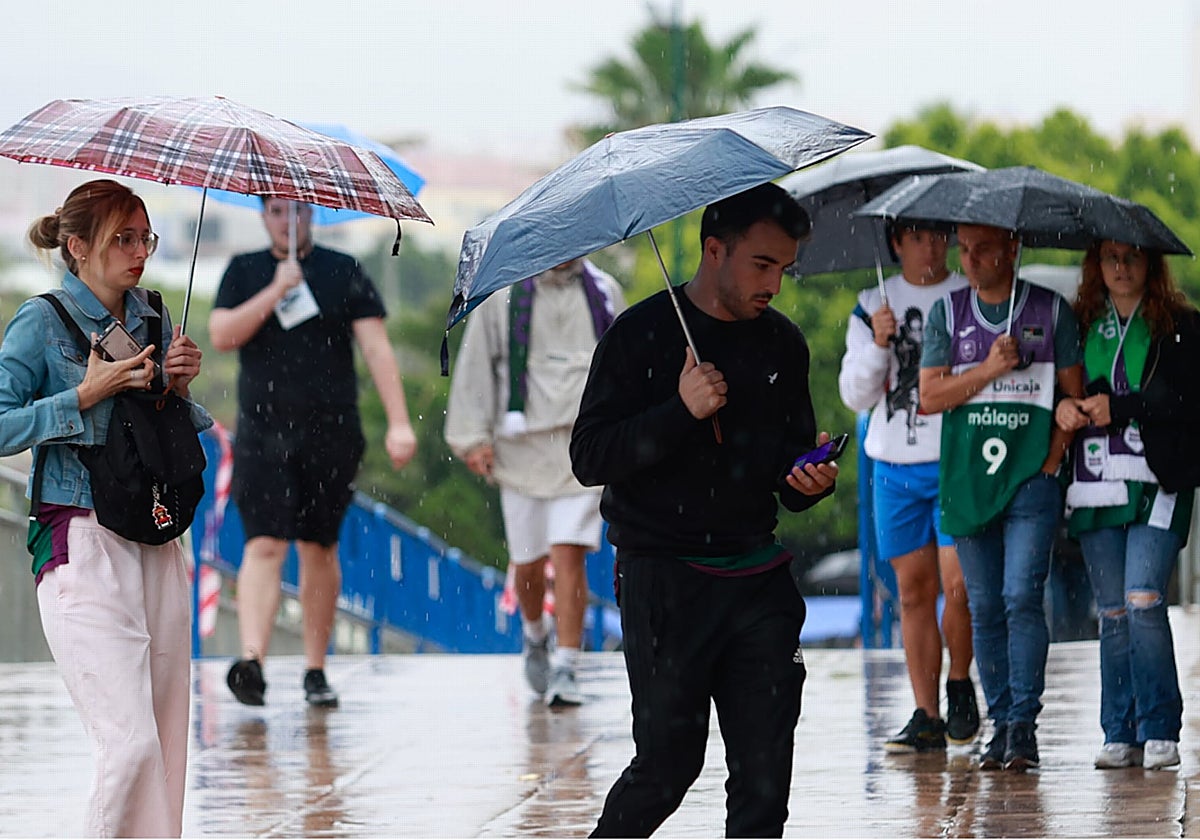 Jóvenes malagueños bajo la lluvia, la semana pasada.