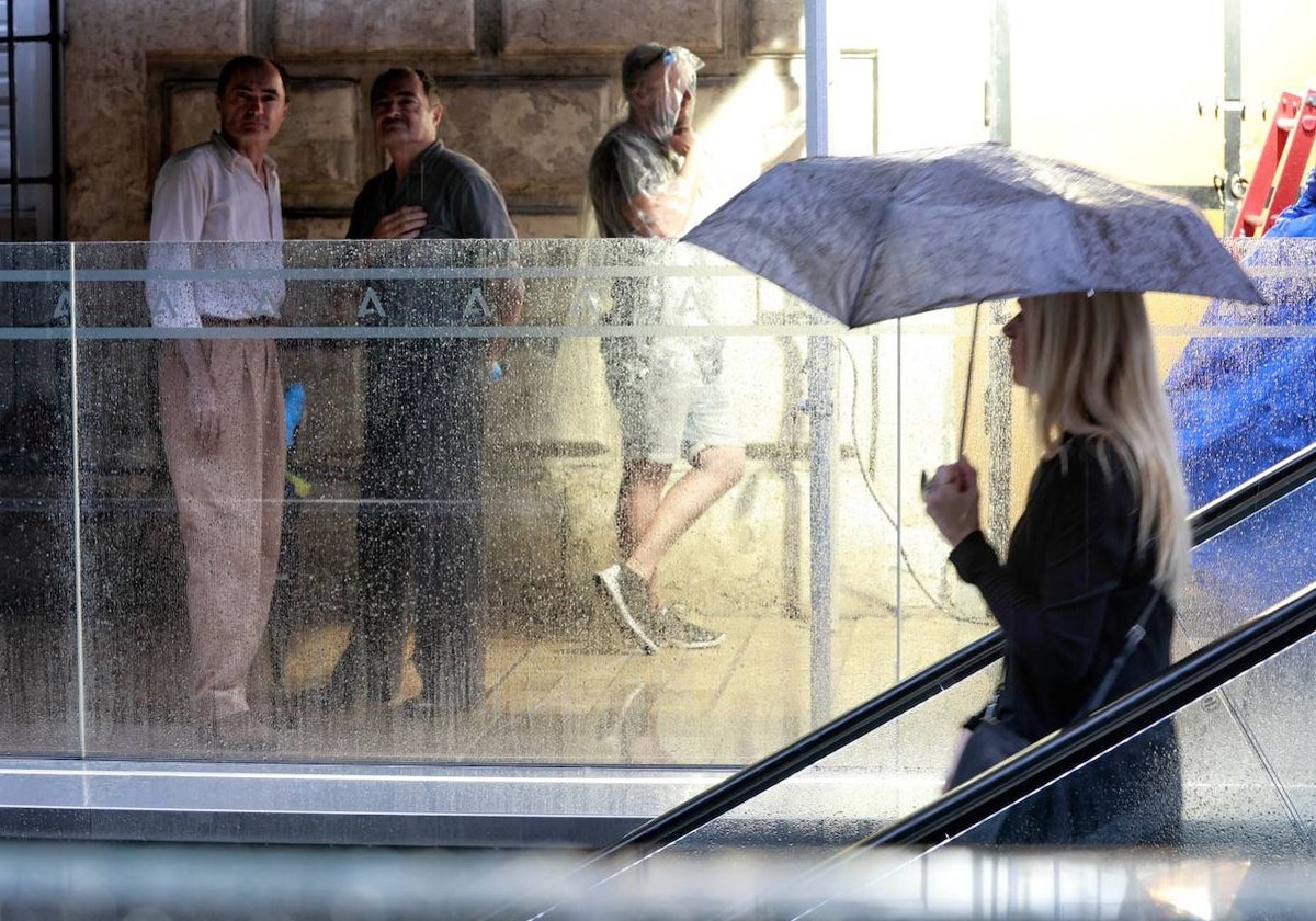 Entrada de viajeros durante un día de lluvia en la estación Atarazanas.