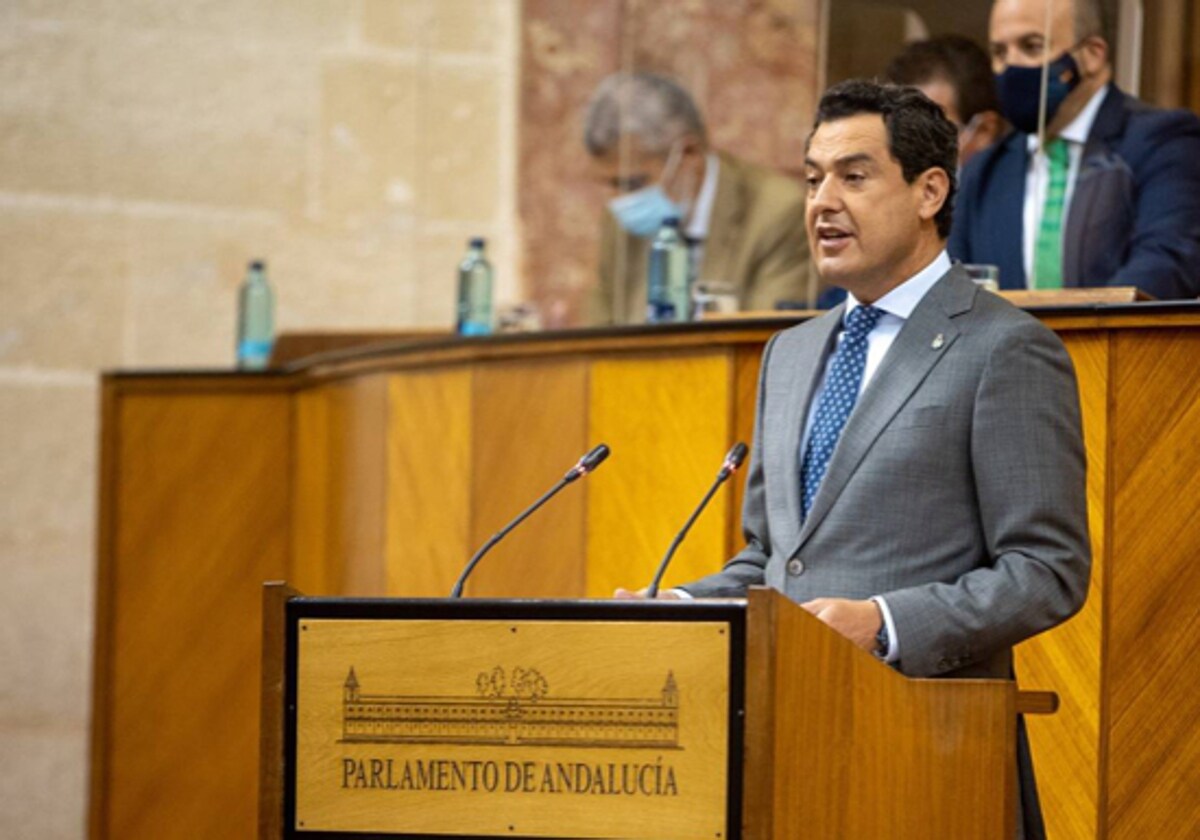 El presidente de la Junta, Juanma Moreno, en una intervención en el Parlamento.