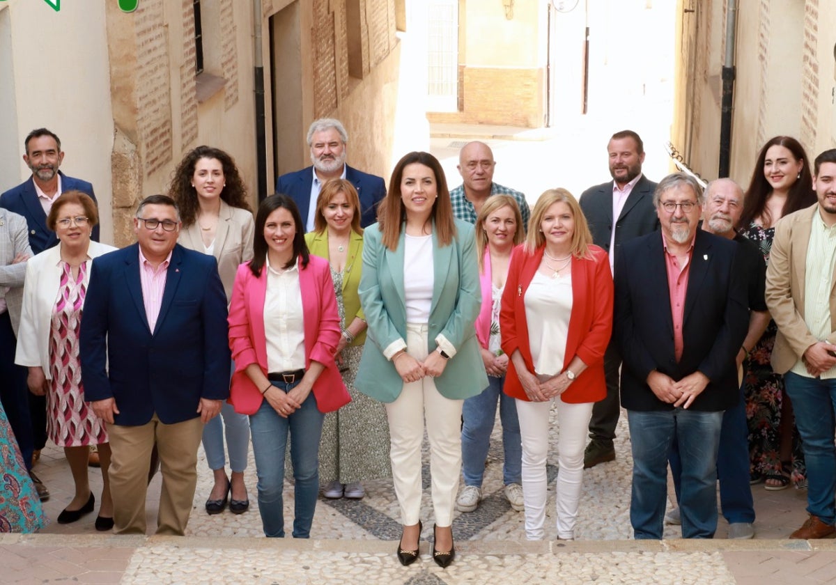 María José Casado, candidata de IU a la alcaldía de Archidona, junto a su equipo.