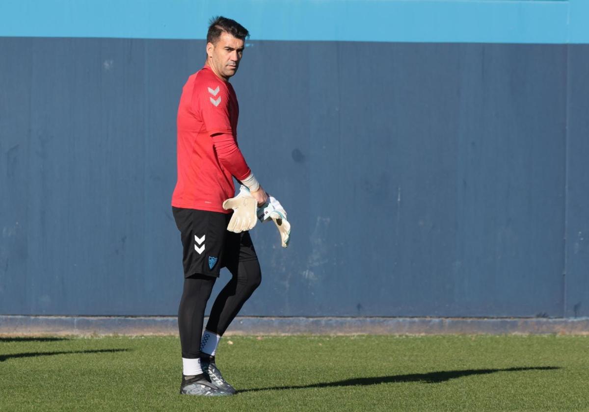 Manolo Reina, en un entrenamiento con el Málaga esta temporada.