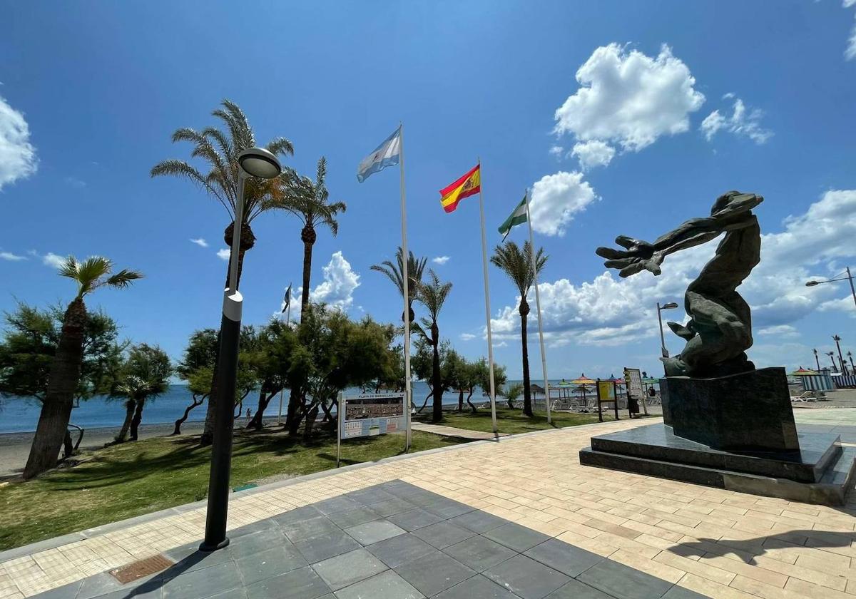 Manilva mejora las palmeras y oasis de sus zonas de playa