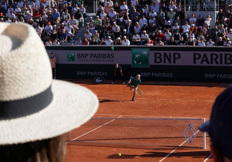 Panorámica de la pista desde la grada, con Davidovich sacando.