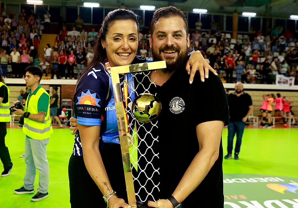 Suso Gallardo posa con el título junto a la presidenta, Pepa Moreno.