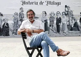 Ángel Idígoras, este jueves, ante el mural 'Historia de Málaga' que ha pintado en Teatinos.