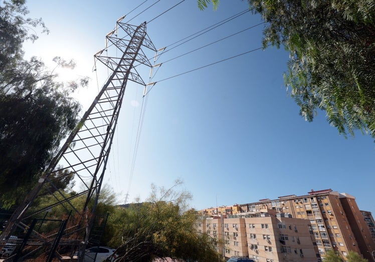 Tendido aéreo en la barriada de Santa Amalia, en la zona de Olletas.