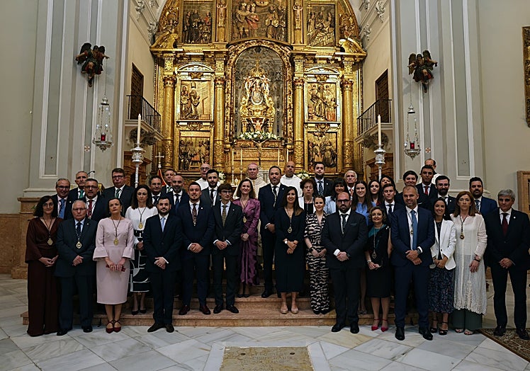 Cofrades del Amor tras la cereminia.