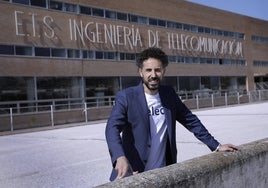 El director de la ETSI de Telecomunicación, Fali Godoy, fotografiado ante las instalaciones de la escuela, en Teatinos.