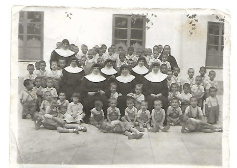 Imagen secundaria 1 - Edificio original, en 1882. Primeros alumnos del colegio. Internado, en la década de los años sesenta.