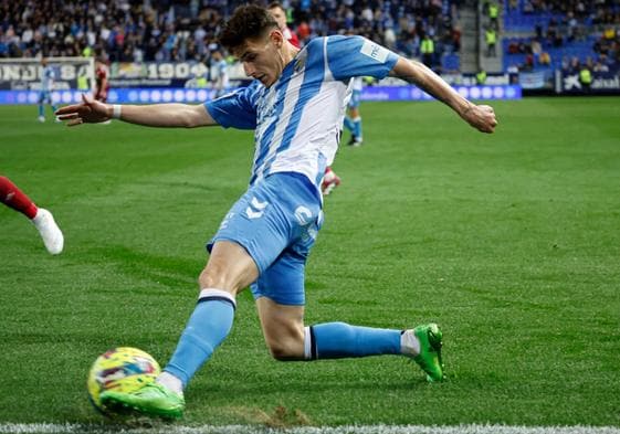 Cristian, en un partido con el Málaga en La Rosaleda durante una jugada que le define por su velocidad y capacidad de llegar a línea de fondo.