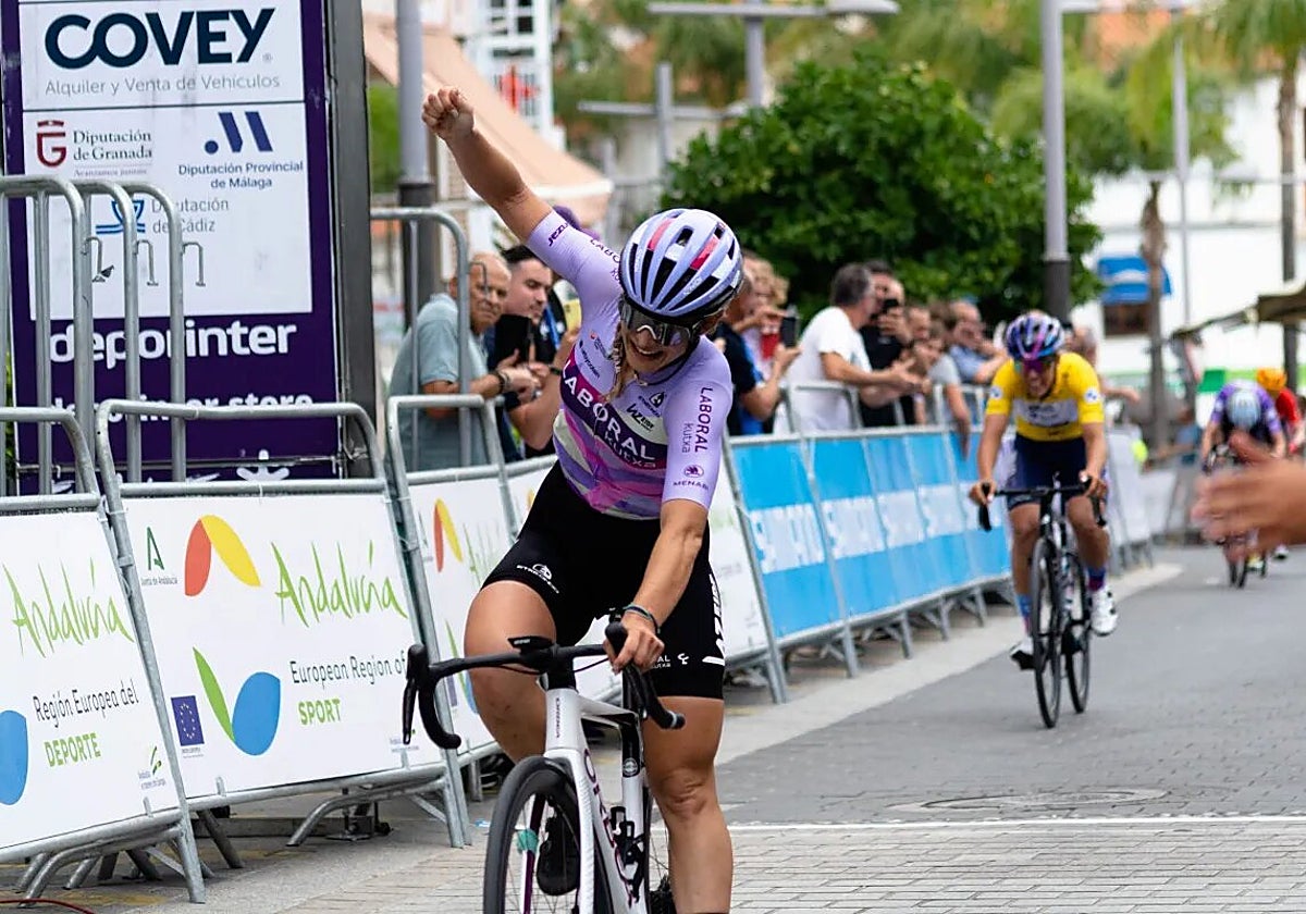 Marta Romeu cruzando la meta en Álora, con la líder Dronova-Balabolina a escasos metros.