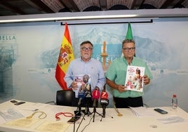 El asesor responsable del Casco Antiguo, Baldomero León, y el presidente de la asociación de vecinos Huerto Porrón, Cristóbal Mesa, en la presentación de las medallas de la Cruz de Humilladero.