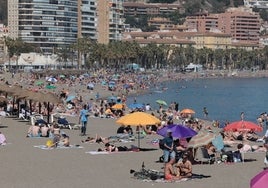 Turistas comienzan a llenar las playas de la Costa del Sol.