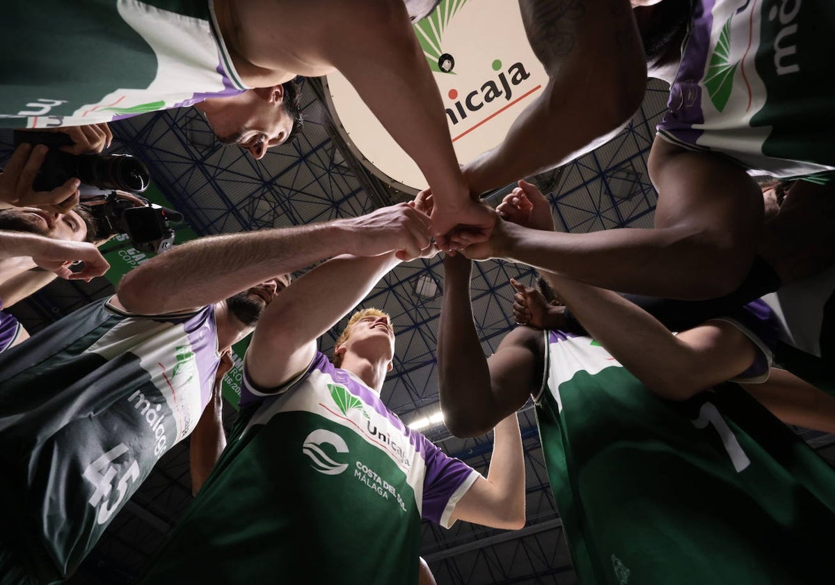 La piña de los jugadores del Unicaja al final del partido ante el Lenovo Tenerife, que dio el pase a las semifinales.