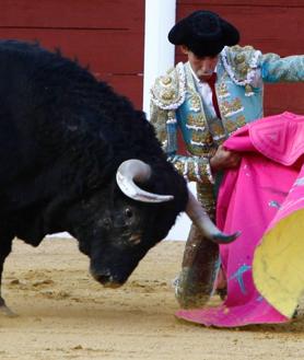 Imagen secundaria 2 - Fortes sale a hombros en su encerrona en Antequera