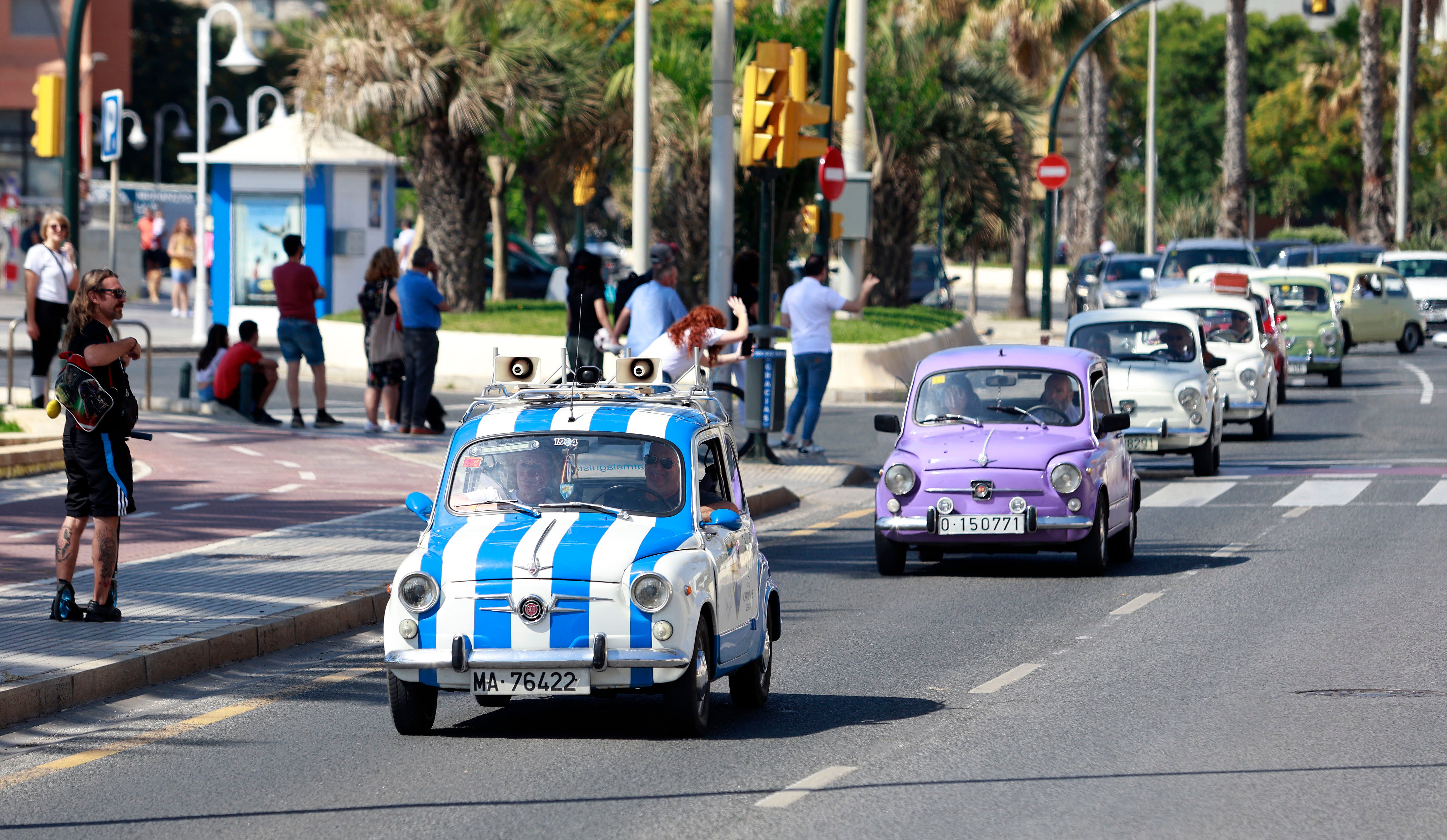 VII Caravana Solidaria en Málaga con vehículos clásicos