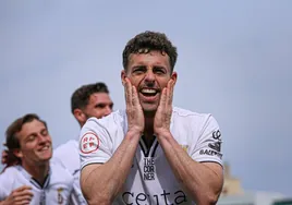 Rodri Ríos celebra un gol del Ceuta esta campaña.