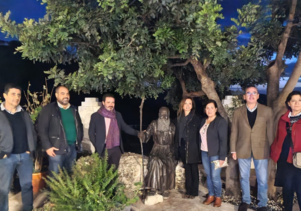 Navarro y Carmona junto a la alcaldesa de Alpandeire, concejales del pueblo y dirigentes del PP de la Serranía.