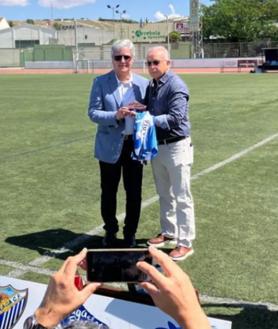 Imagen secundaria 2 - Antonio Tapia, homenajeado en su Baena natal rodeado de los veteranos del Málaga