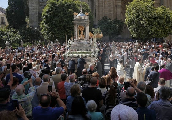 Salida de la carroza con el Santísimo desde el patio de los Naranjos.