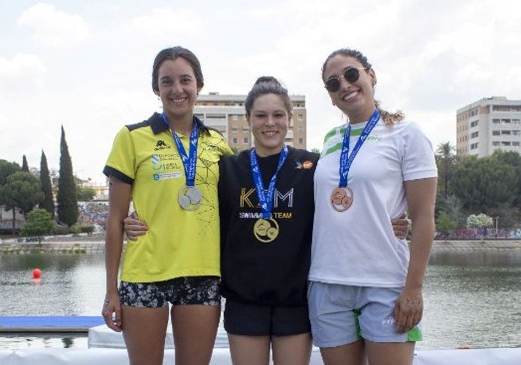 María de Valdés (izquierda), en el podio de Sevilla.