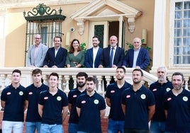 Plantilla, cuerpo técnico y directiva, durante el acto con los medios hoy.