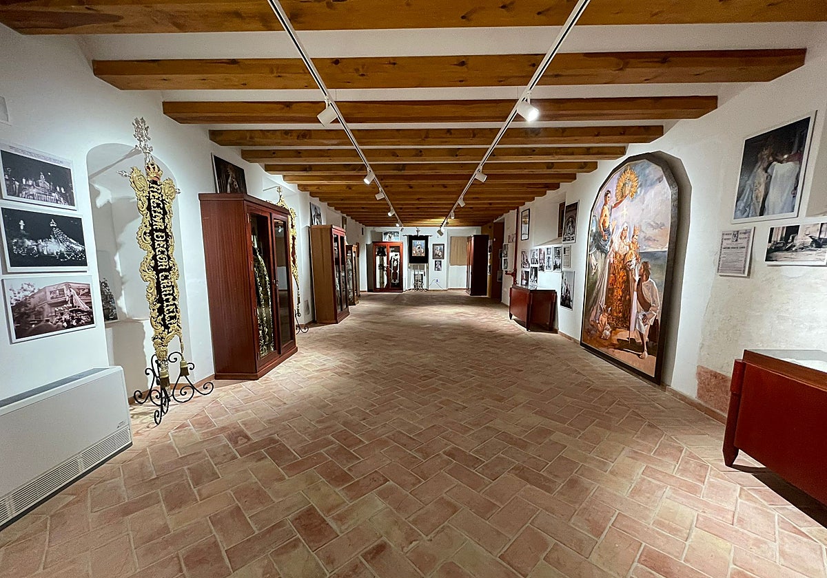 Enseres, carteles y fotografías que alberga una de las salas de la sede.