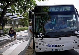 Un autobús de la L-62, en la cabecera del campus universitario de Teatinos.